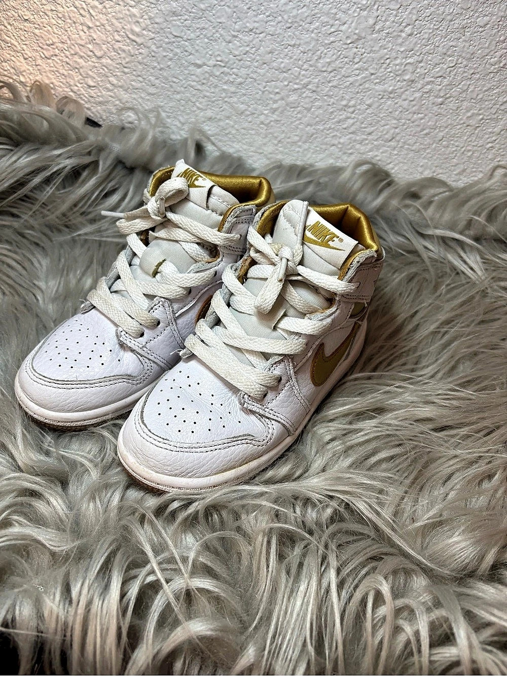 Nike Air Jordan 1 Mid Kids Sneakers White & Gold US 9C